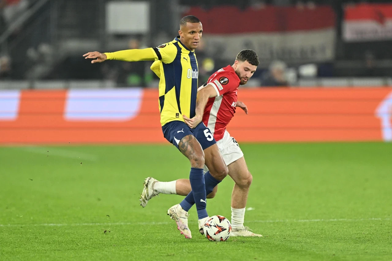 Fenerbahçe Avrupa Ligi'ndeki İlk Mağlubiyetini AZ Alkmaar Karşısında Aldı