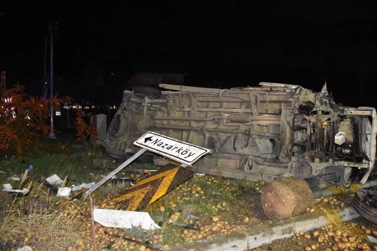 İzmir'de Kamyon Dehşeti: 2 Can Kaybı, 7 Yaralı