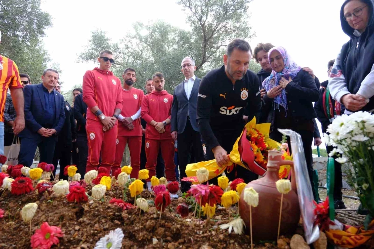 Galatasaray Kafilesi 9 Yaşındaki Yiğit Kurt'u Mezarı Başında Andı: Maça Giderken Trafik Kazasında Hayatını Kaybetmişti