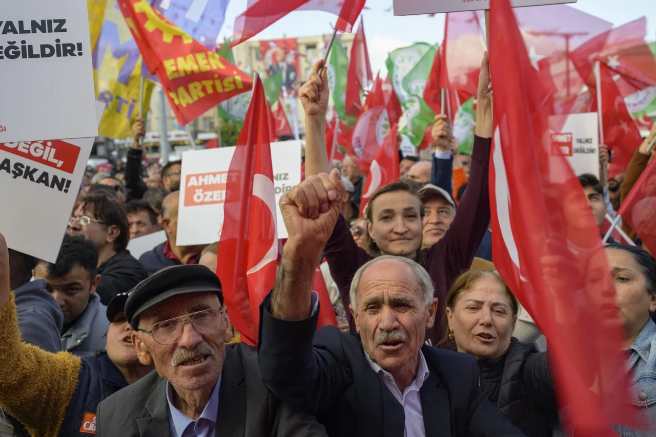 CHP ve DEM Parti'den Esenyurt'ta 'Ahmet Özer' Protestosu! Binler Belediye Binası Önünde Toplandı