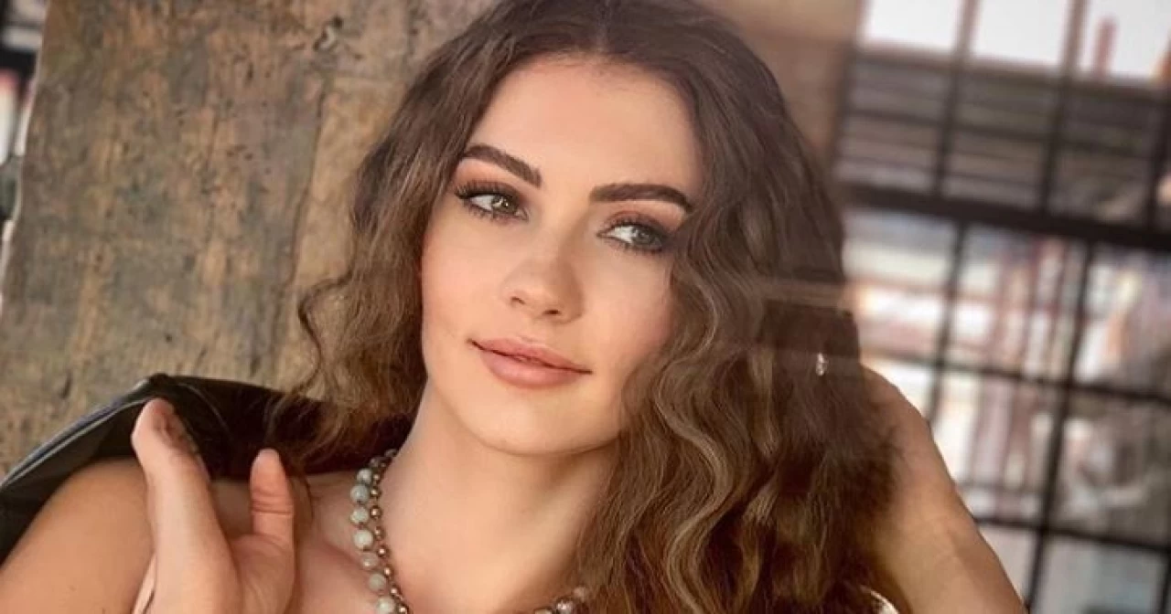 Burcu Özberk'in Fransa Tatilinden Yaptığı ‘Bornozlu’ Paylaşıma Beğeni Yağdı