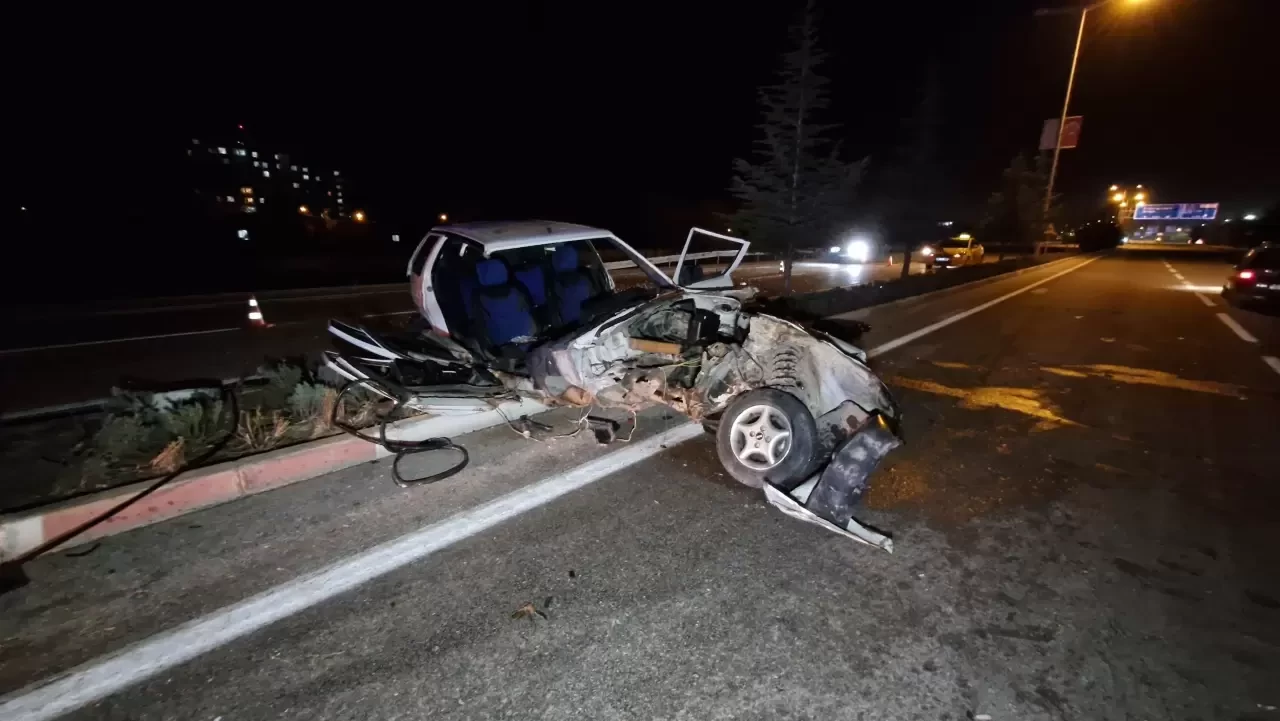 Karaman Çevre Yolu’nda Feci Kaza: Otobüs Sollamak İsteyen Araç Refüje Çıktı, 4 Yaralı