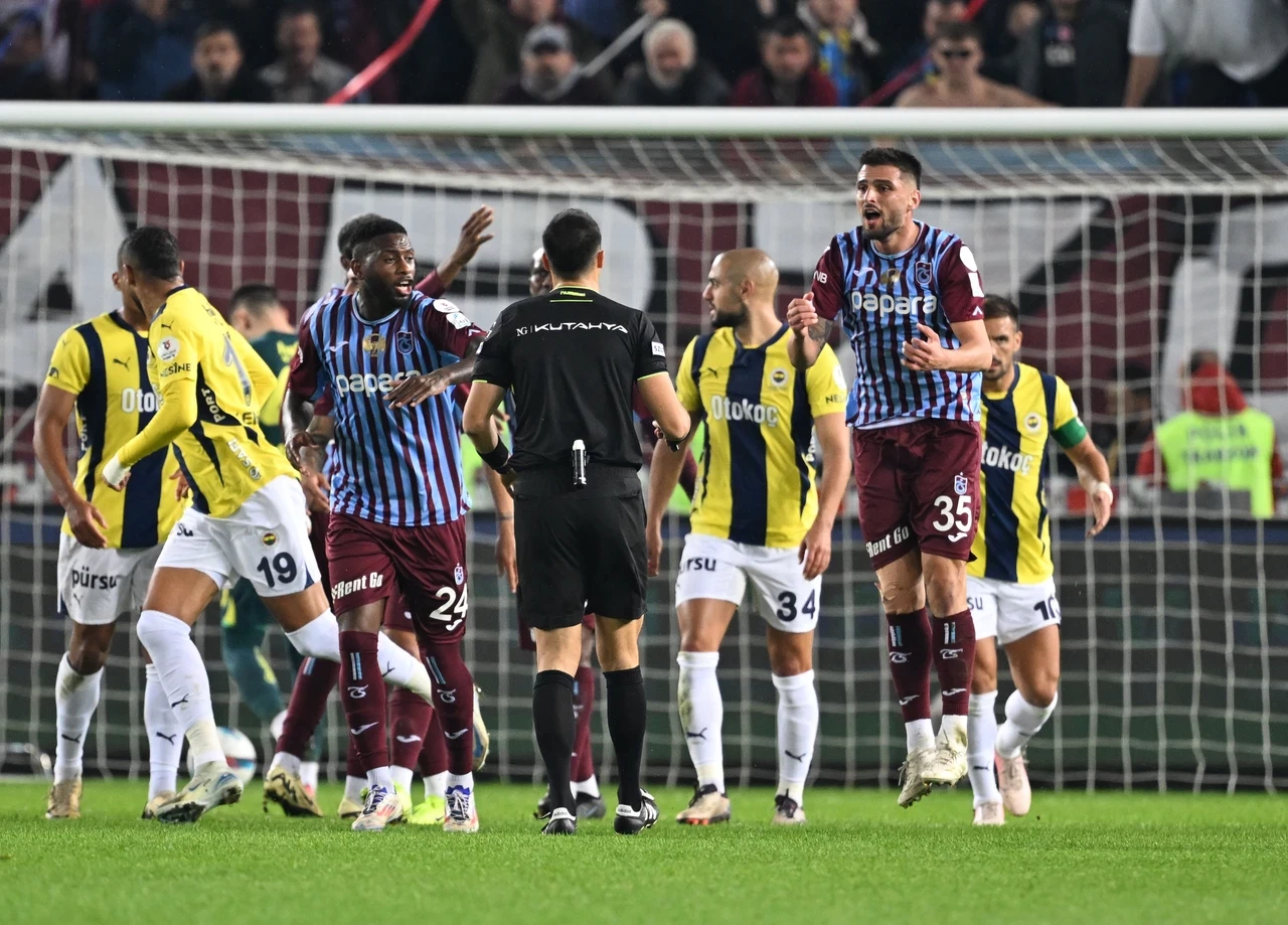 Fenerbahçe Trabzonspor’u 3-2 Mağlup Etti: Hakem Eleştirilerin Hedefi Oldu!