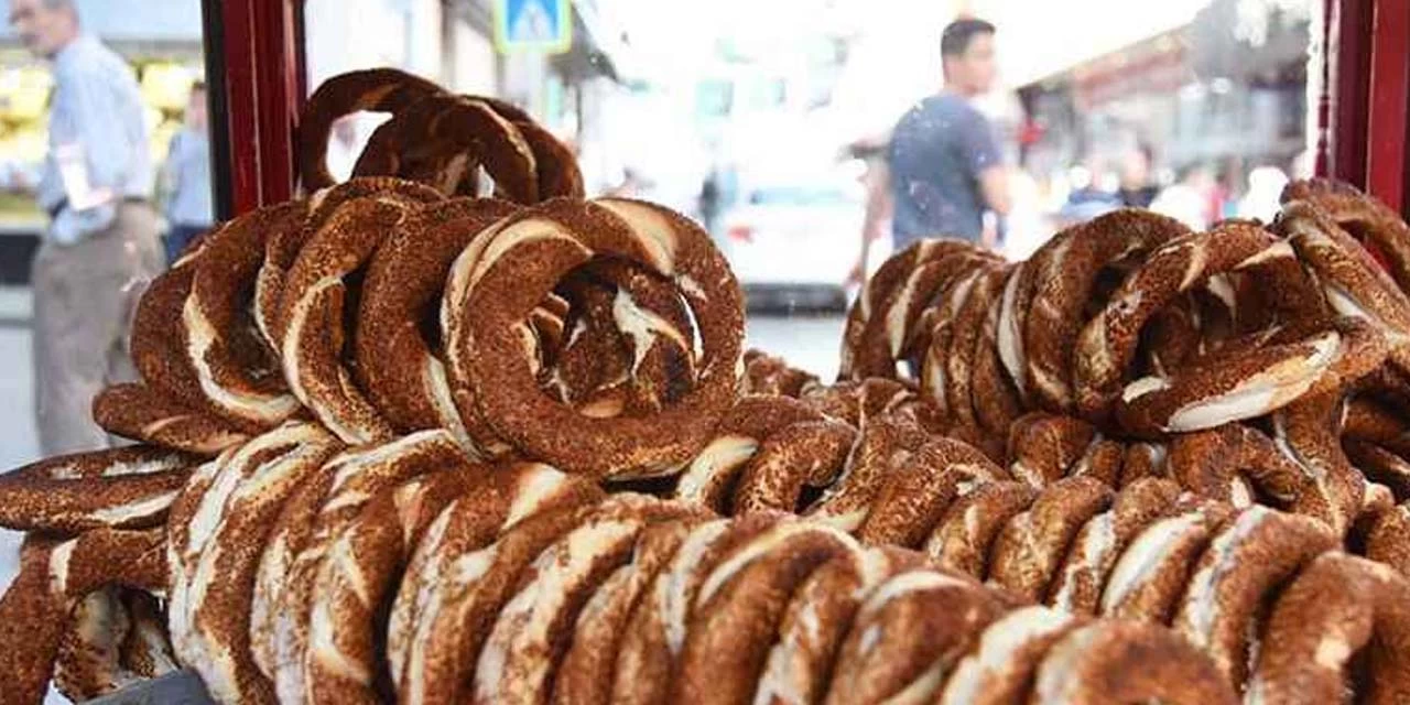 Ankara'da Seyyar Simit Tezgahında Şoke Eden Görüntü: Fareler Cirit Atıyor!