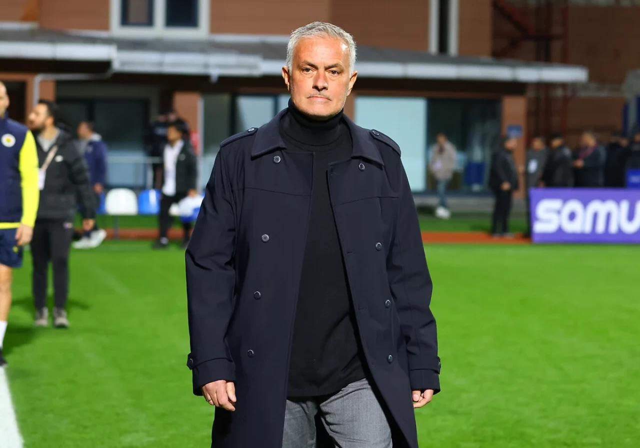 Eyüpspor’la Yenişemeyen Fenerbahçe’de Deprem: Mourinho Topun Ağzında!