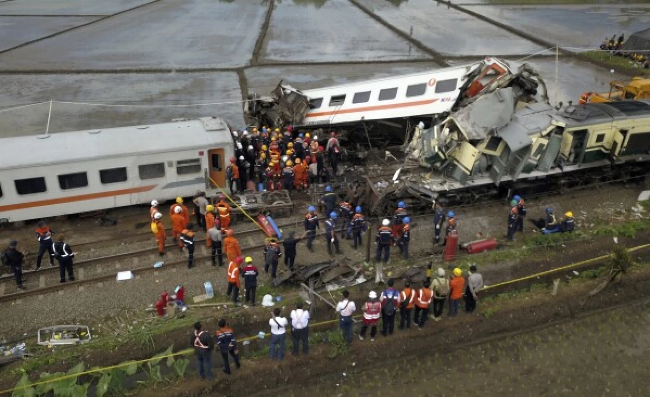 Rusya'da Yolcu Treni ile Yük Treni Çarpıştı