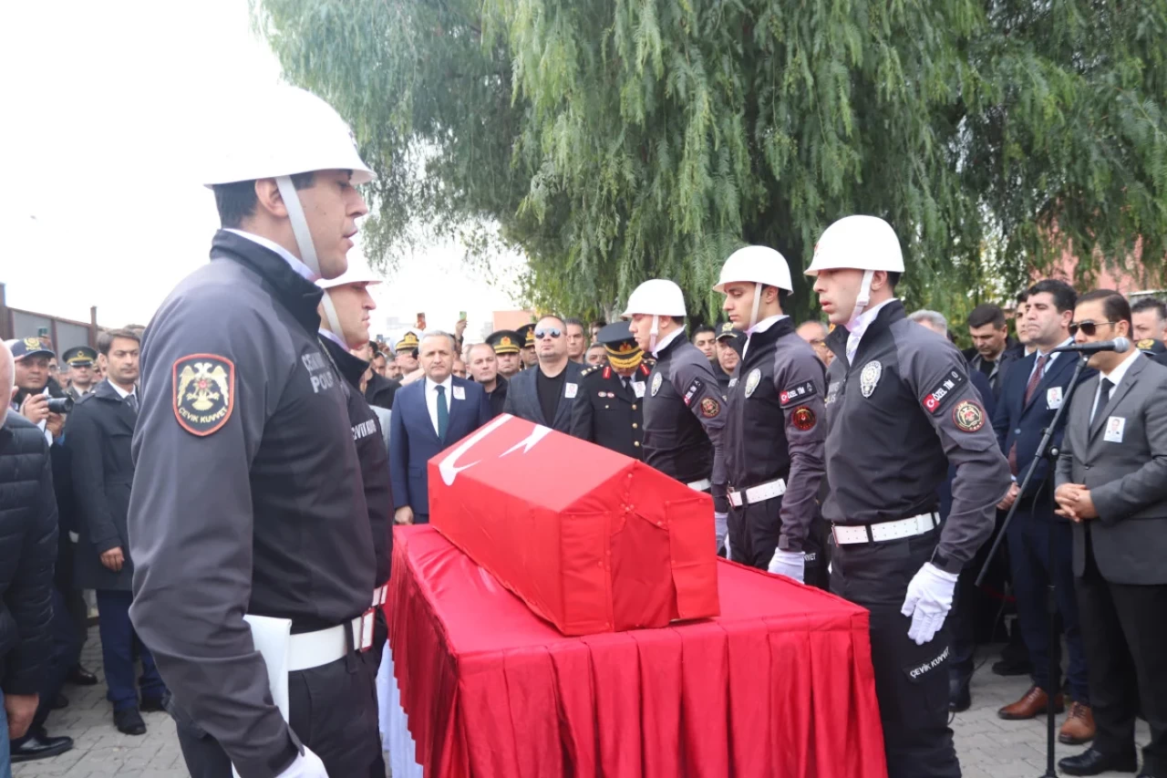 Şehit Polis Mehmet Tozun'un Cenazesinde Yürek Burkan Detay: 4 Yaşındaki Kızının Babasına Son Bakışı