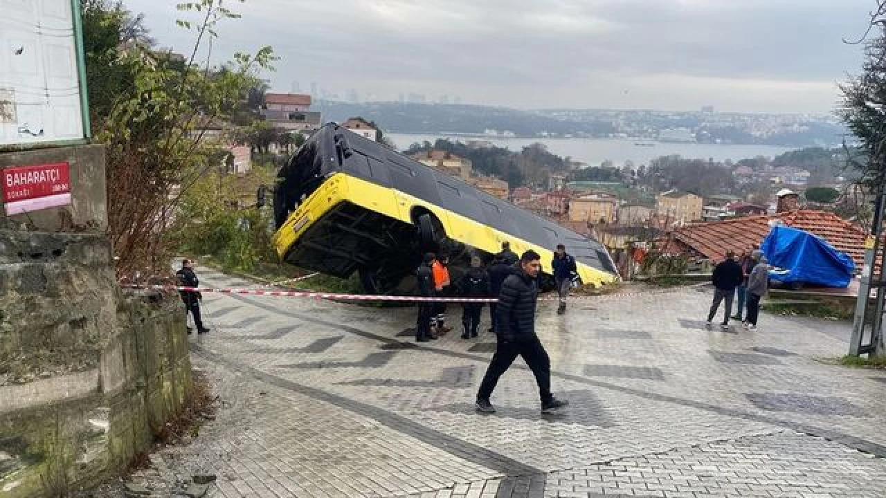 Beykoz'da Panik Anları: İETT Otobüsü Evin Bahçesine Düştü!