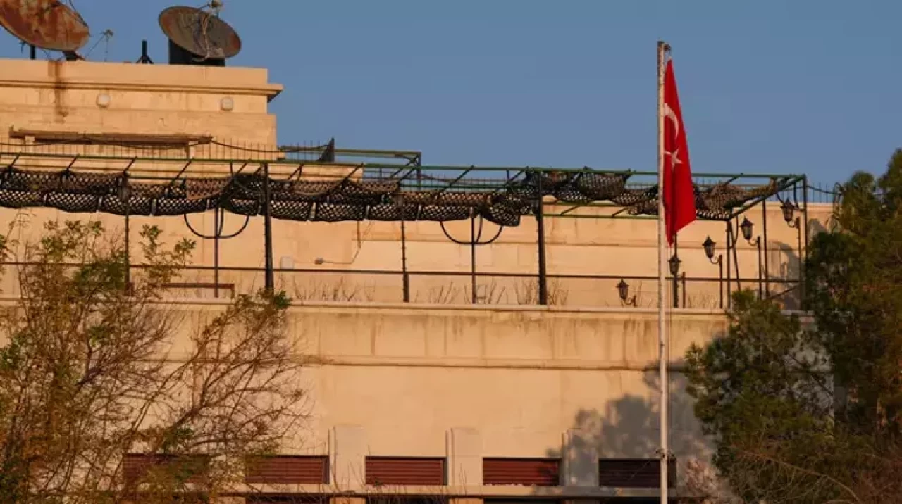 Son Dakika: Şam Büyükelçiliğine Türk Bayrağı Çekildi!