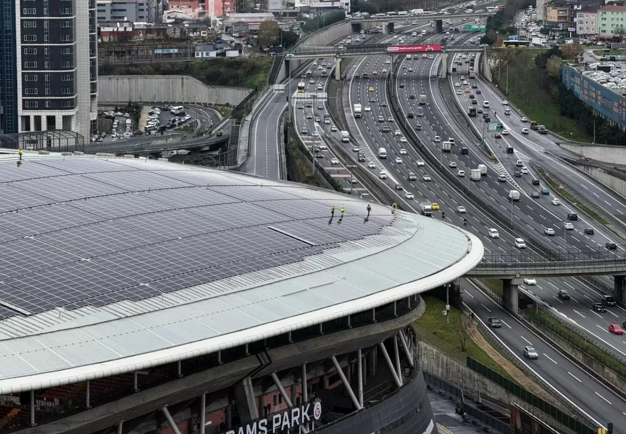 Ali Sami Yen Spor Kompleksi'nde Güneş Enerjisi Panellerinin Bakım Çalışmaları Görüntülendi