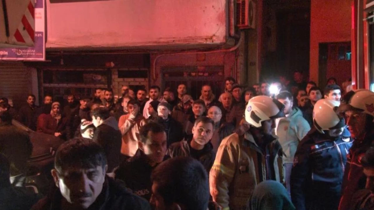 Beyoğlu'nda Gece Yarısı Patlama! Gecekondu Küle Döndü