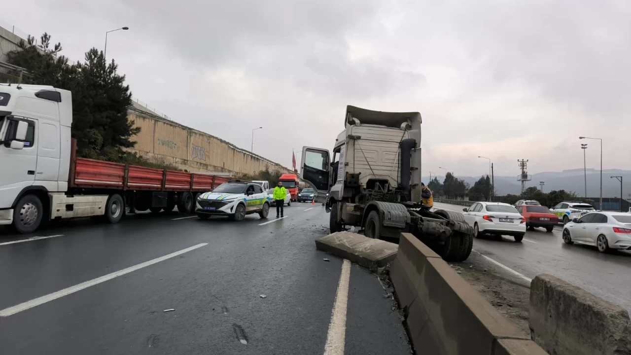 D100 karayolunda kaza: İstanbul yönünde trafik aksadı