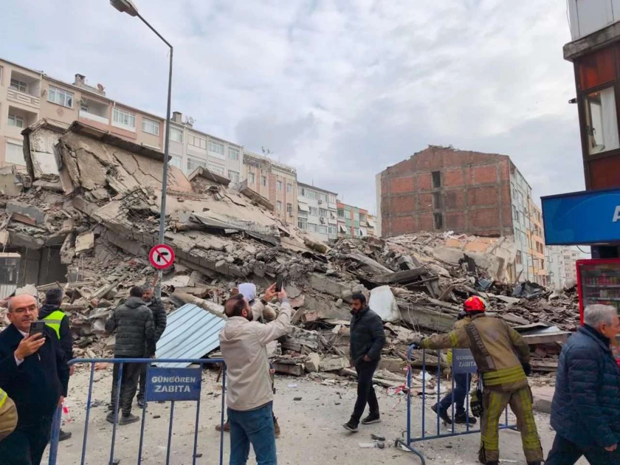 İstanbul Güngören'de Bina Çöktü: Çok Sayıda Ekip Sevk Edildi!