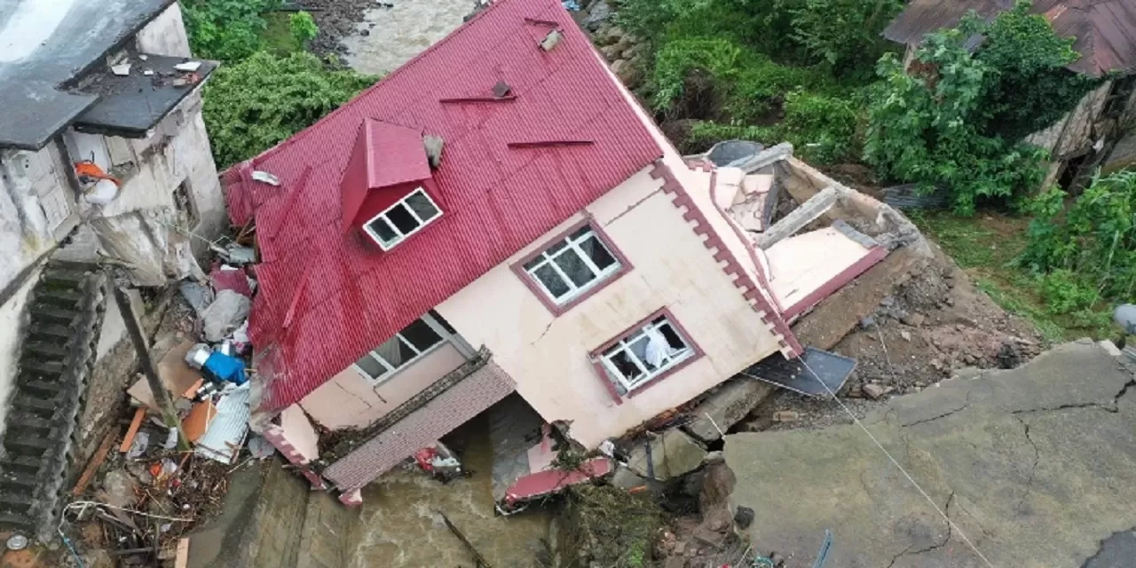 Giresun’da Sel Krizi: Karayolu Tamamen Ulaşıma Kapatıldı, Ev Yan Yattı!