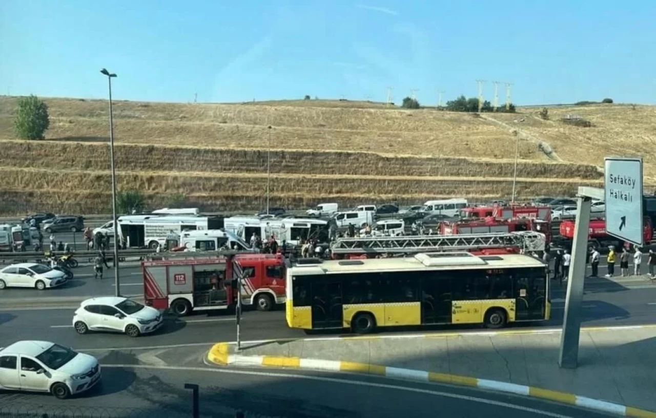 Küçükçekmece'de Metrobüs Kazası: 10 Kişi Yaralandı