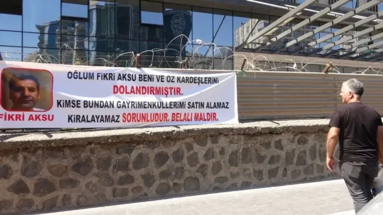 Oğlu Tarafından Dolandırılan Baba Pankartla İntikam Alıyor