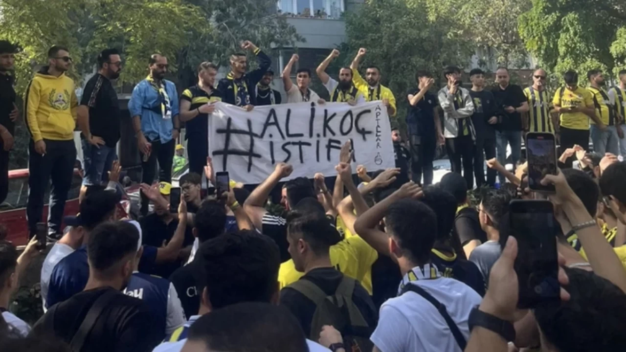 Fenerbahçe Taraftarı Yoğurtçu Parkı'nda Buluştu: "Ali Koç İstifa" Sloganları Atıldı