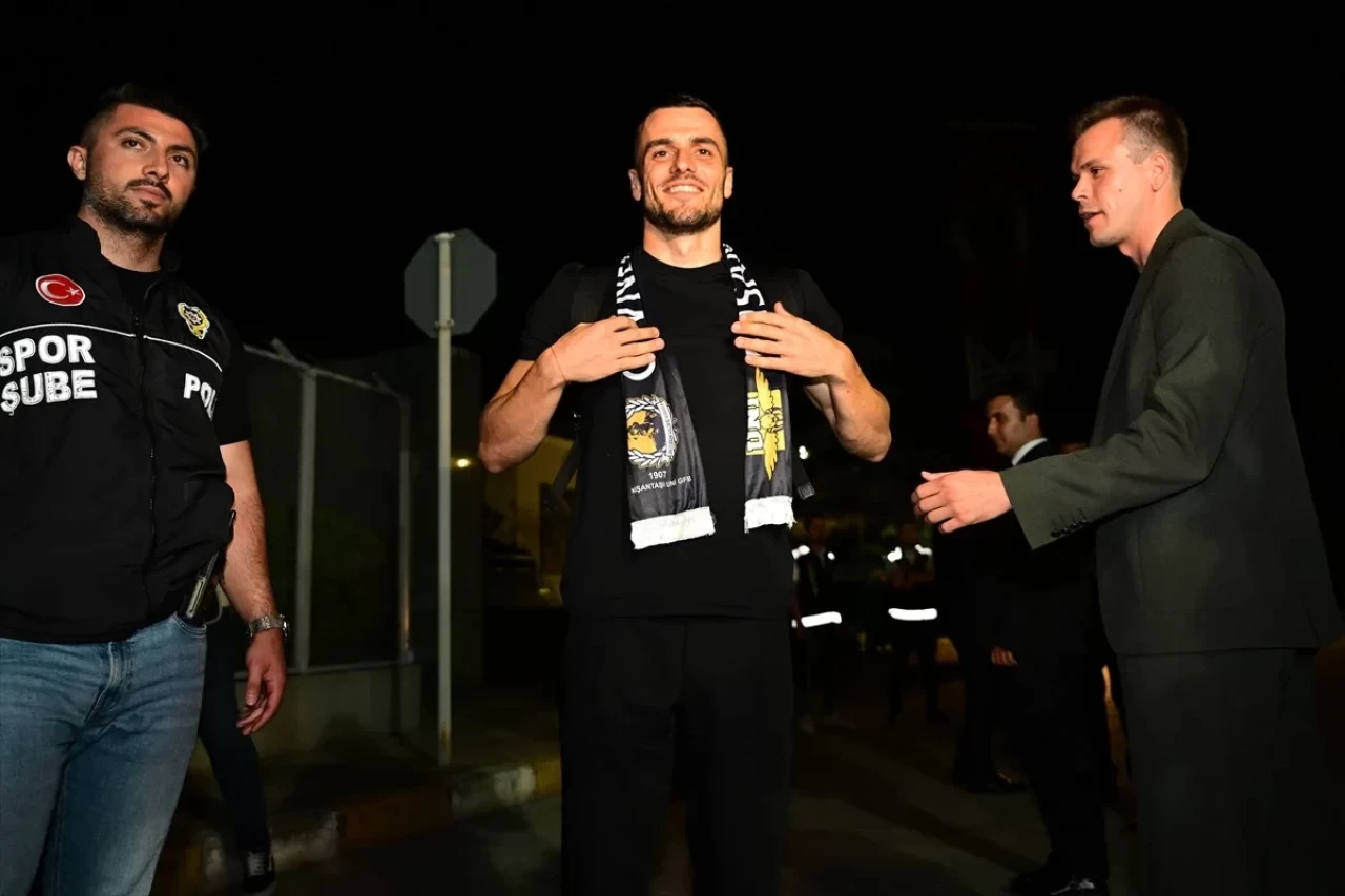 Filip Kostic Fenerbahçe'de! İşte İlk Görüntüler