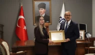 Malatya Depreminde Engelli Öğrencisini Kucağında Taşıyarak Gönülleri Kazandı: O Öğretmene Plaket!