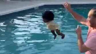 11 Aylık bebeğe yüzmeyi böyle öğretiyor