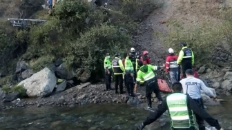 Peru'da Feci Kaza! Yolcu Minibüsü 220 Metrelik Uçuruma Yuvarlandı, 10 Kişi Hayatını Kaybetti