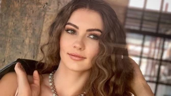 Burcu Özberk'in Fransa Tatilinden Yaptığı ‘Bornozlu’ Paylaşıma Beğeni Yağdı