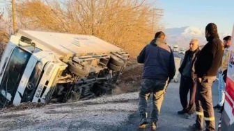 Elazığ’da Direksiyon Hakimiyeti Kayboldu: Kamyon Devrildi, Sürücü Yaralı