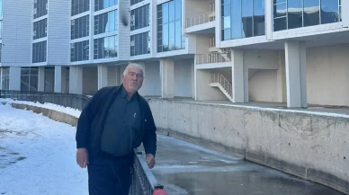 70'lik Nihat Dede Gençlere Taş Çıkartıyor: Eksi 15 Derece Suya Girerek Görenleri Kendine Hayran Bırakıyor