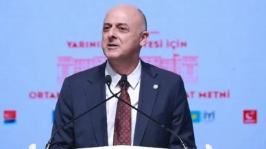 CHP'ye katılan Ümit Özlale'ye rozetini Özgür Özel taktı