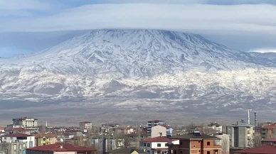 Ağrı Dağı Mercek Bulutlarıyla Görsel Şölen Sundu: 'Şapkalı Zirve' Görenleri Mest Etti