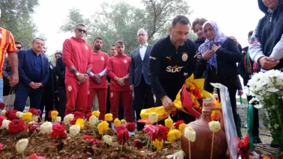 Galatasaray Kafilesi 9 Yaşındaki Yiğit Kurt'u Mezarı Başında Andı: Maça Giderken Trafik Kazasında Hayatını Kaybetmişti