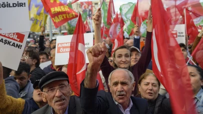 CHP ve DEM Parti'den Esenyurt'ta 'Ahmet Özer' Protestosu! Binler Belediye Binası Önünde Toplandı