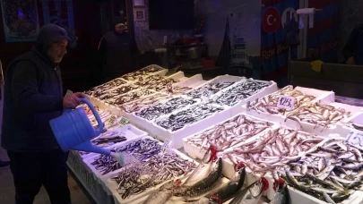 Karadeniz’de Hamsi Bolluğu: Tezgahlar Doldu