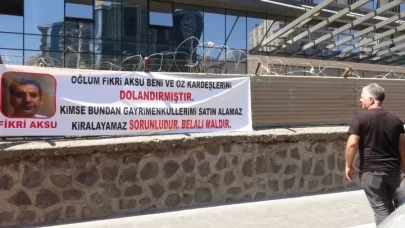 Oğlu Tarafından Dolandırılan Baba Pankartla İntikam Alıyor