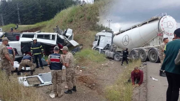 Gaziantep'te Beton Mikseri ile Minibüs Kaza Yaptı: 8 Kişi Hayatını Kaybetti