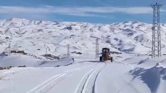 O İlçede Kar Kalınlığı 1 Metreye Ulaştı! Yollar Kapandı