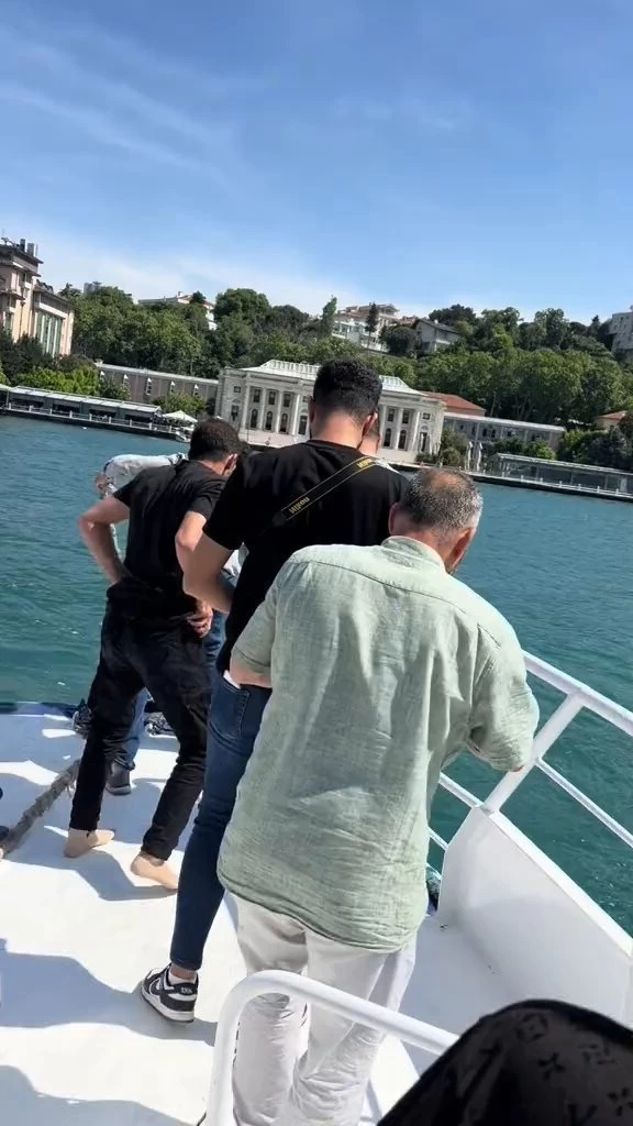 İstanbul'da tur teknesinden denize düşen papağanı bir vatandaş böyle kurtardı