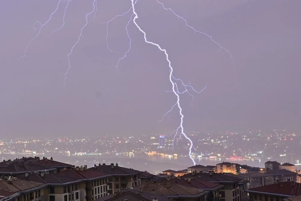 Kışlıkları Dolaptan Çıkarın, Şemsiyenizi Unutmayın! Havalar Soğuyacak, Sağanak Geliyor