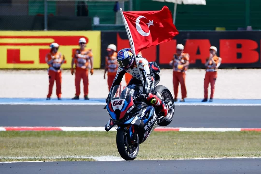 Toprak Razgatlıoğlu Tarih Yazdı! Dünya Superbike Şampiyonu Olarak Zirveye Çıktı!