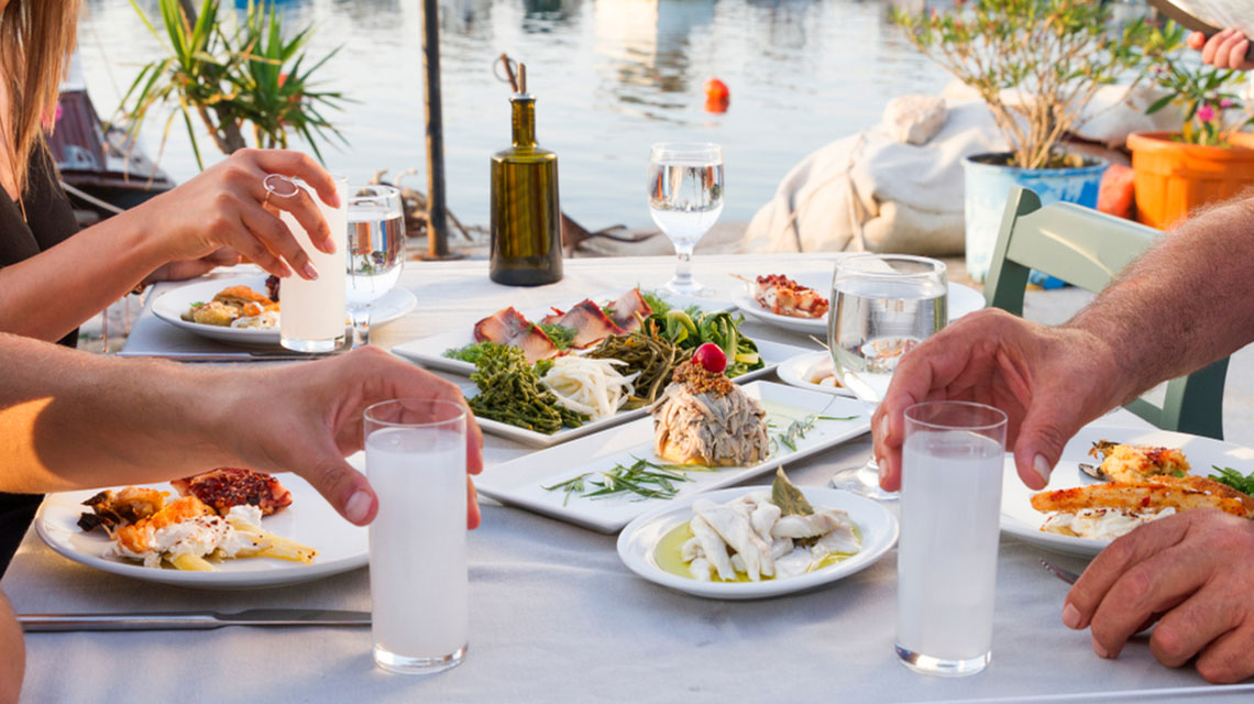 Rakı içmek bir sanattır ve Rakı'nın Türkiyede kendine ait bir kültürü  vardır.