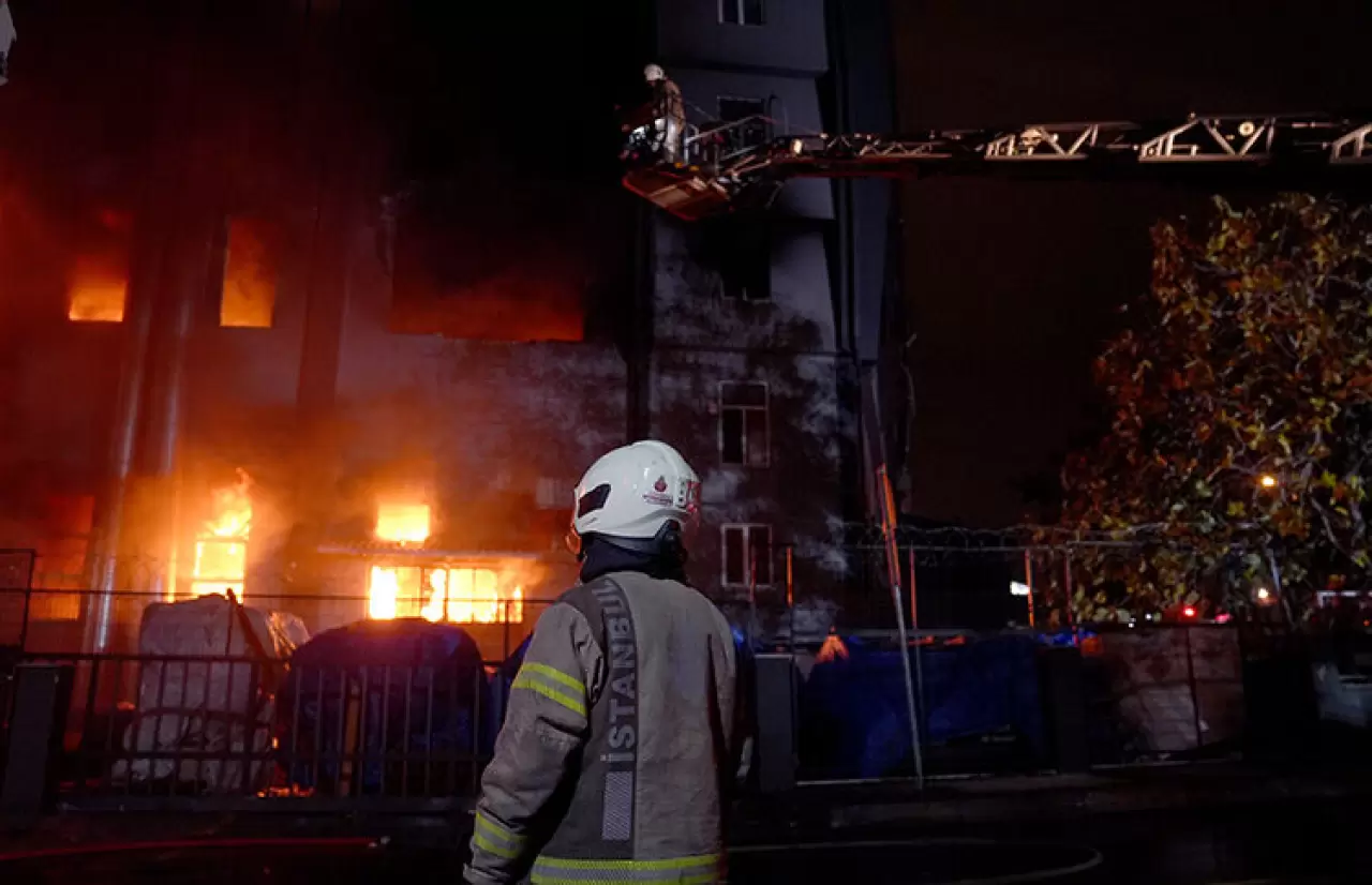 Beylikdüzü'ndeki fabrika yangını üçüncü gününde! Ekiplerin müdahalesi sürüyor - 1. Resim