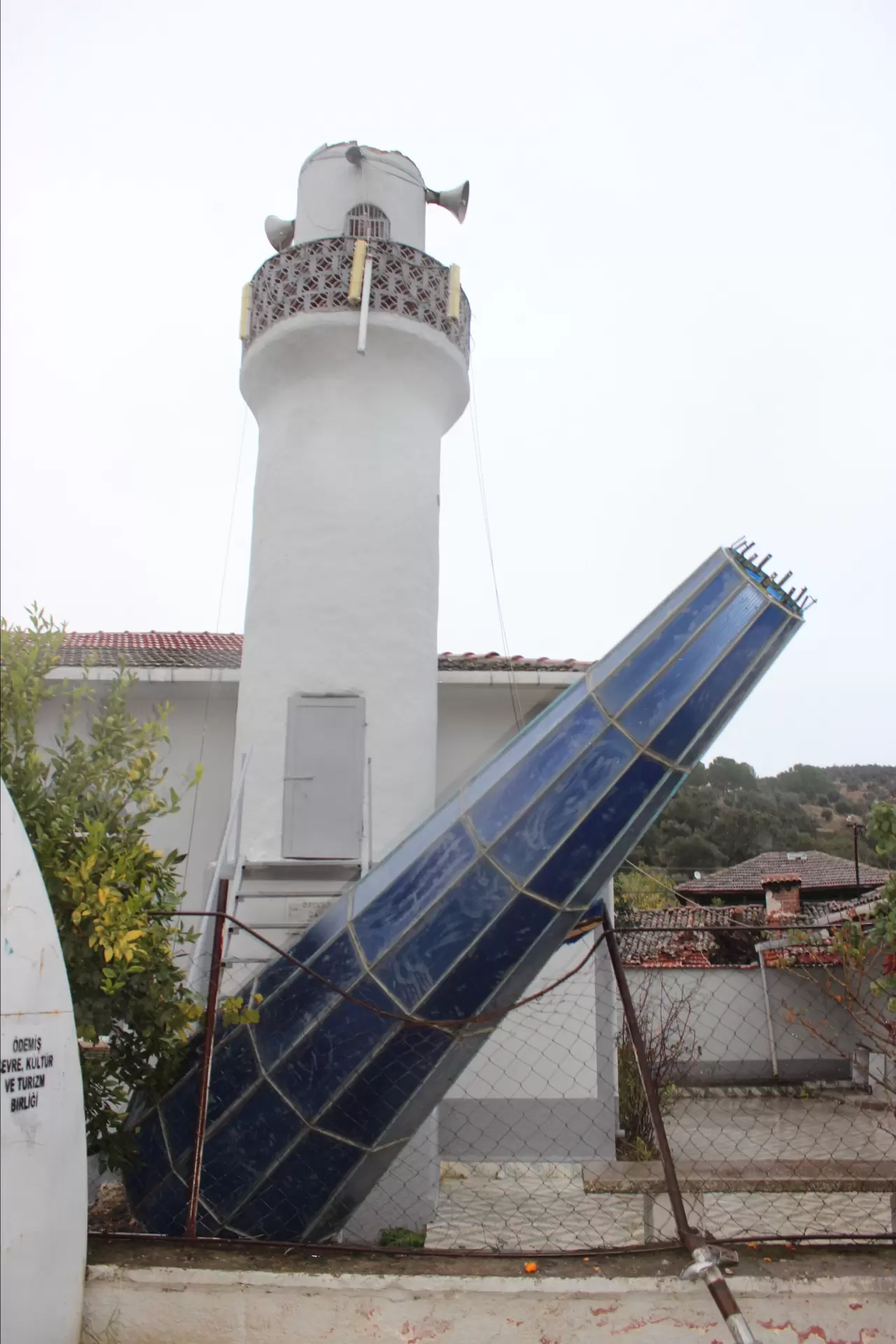 İzmir'de şiddetli fırtına cami minaresini devirdi - 1. Resim