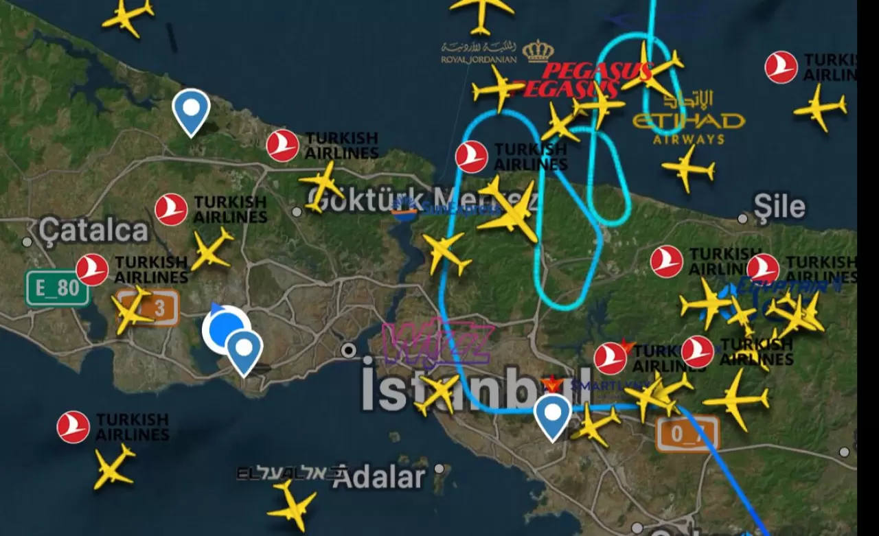 İstanbul'da gündüz gece oldu: Dışarı çıkacaklar dikkat! Uçaklar havada tur attı, trafik kilitlendi - 1. Resim