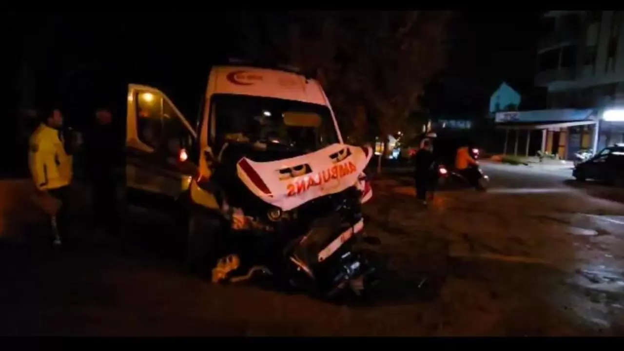 Sakarya&#039;da ambulans zincirleme kazaya karıştı, ölü ve yaralılar var