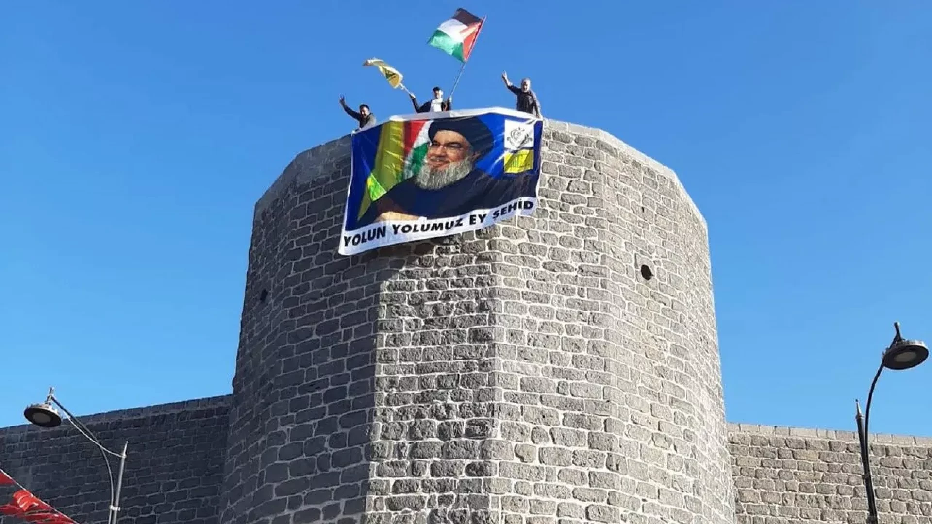 Diyarbakır Surları'na Nasrallah'ın Posteri Asıldı