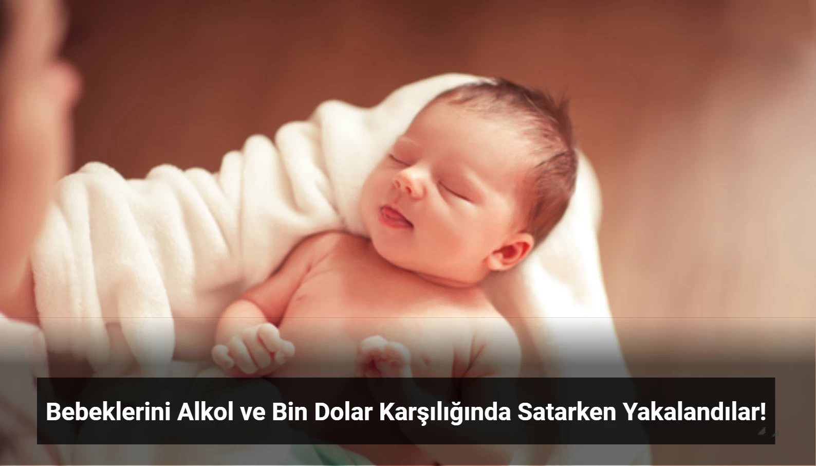 Bebeklerini Alkol ve Bin Dolar Karşılığında Satarken Yakalandılar!